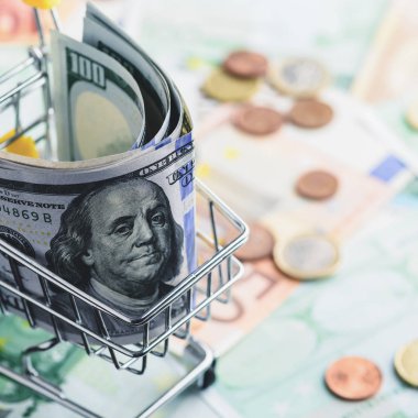 Yüz dolar faturaları alışveriş arabası, tonlu görüntü. Konsantrasyon