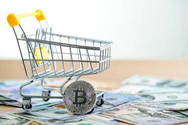 Alışveriş sepeti - kripto curren sembolü yakınındaki altın bitcoin sikke