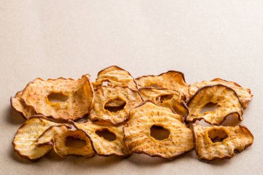 Sağlıklı snack. Lezzetli kurutulmuş elma ve armut yüzük üzerindeki fişlere hafif b