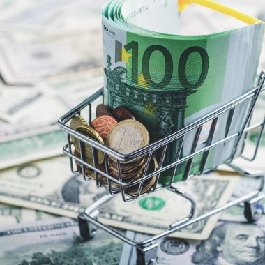 Euro banknot ve madeni paraların alışveriş arabası, tonlu görüntü. Konsantrasyon
