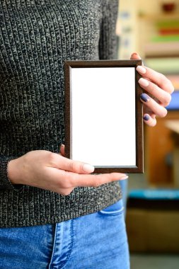 Beyaz çerçeve içinde ince esmer kız, boşaltmak el kadar sahte fo