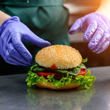 Lezzetli quinoa vejetaryen burger domates ile hazırlama süreci