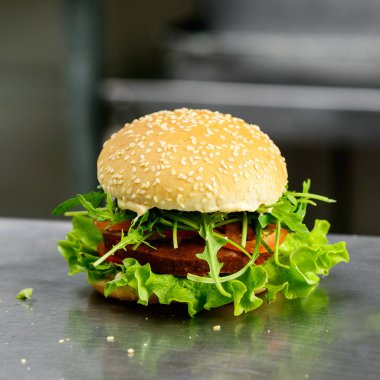 Lezzetli lezzetli sebzeli quinoa nohut burger tomotoes, lettuc ile