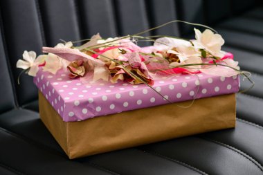 Pembe kağıdına sarılmış ve kaburga ile dekore edilmiş el yapımı hediye kutusu