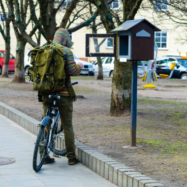 Kimliği belirsiz adam ücretsiz kitaplar arıyorum