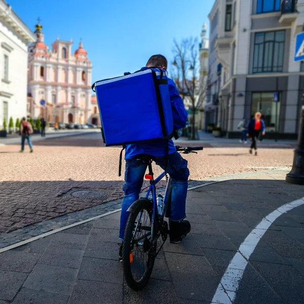 Mensajero en bicicleta entregando comida European City — Foto de Stock
