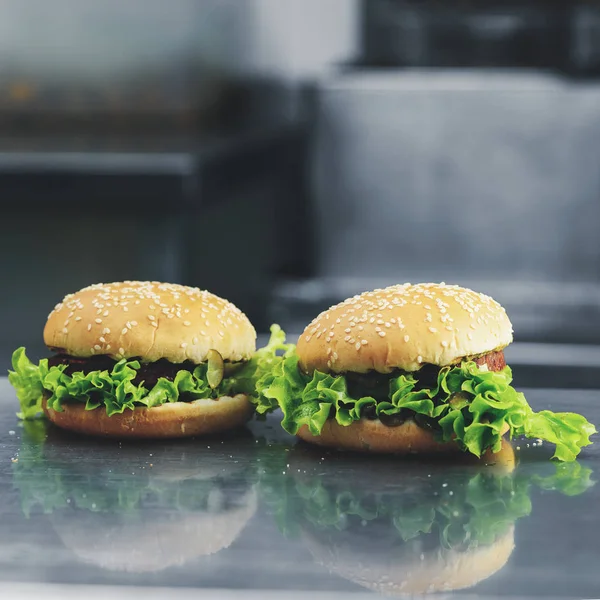 İki lezzetli lezzetli sebzeli quinoa nohut burger sebze PA