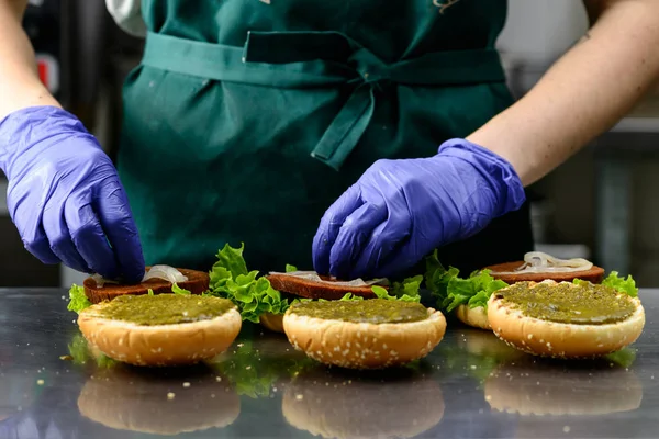 Chef não identificado preparando hambúrgueres vegetarianos com vegetais gostosos — Fotografia de Stock