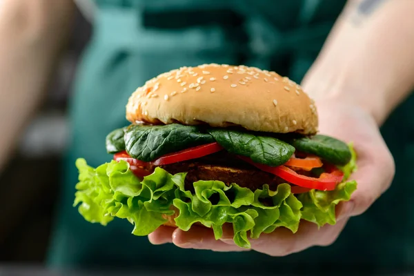 Bilinmeyen Şef lezzetli sebzeli quinoa nohut burger t ile tutarak