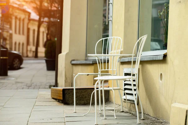 Café callejero o restaurante en la ciudad europea. Sillas blancas st — Foto de Stock