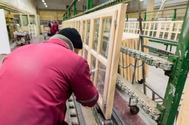 Onun bu işle ağaç işleme fabrikası'nda işçi. Environm