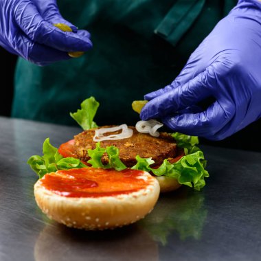 Lezzetli quinoa vejetaryen burger domates ile hazırlama süreci