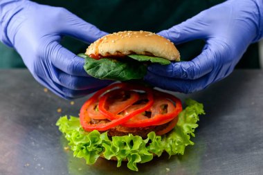 Kimliği belirsiz Şef Veggie burger lezzetli sebze p ile hazırlama