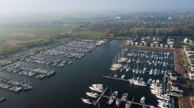 Havadan görünümü güzel modern lüks yatlar liman içinde. P