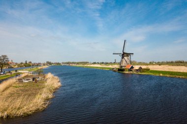 Yel değirmenleri ve doğal olarak su kanalında bir güzel bahar da