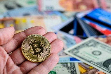 Altın bitcoin jeton adam el - kripto para birimi sembolü. Con