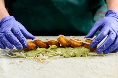 Bilinmeyen Şef lezzetli Falafel rulo, yakın çekim hazırlanıyor. Vegetar