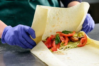 İştah açıcı rulo ile falafel, hazırlama işlemi sebze bir