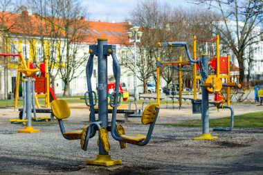 Fitness, spor ve yaşam tarzı kavramı. Yeni egzersiz ekipman 