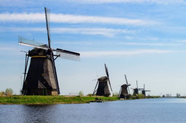 Hollanda kırsal manzara ile ünlü yel değirmenleri Kinderd