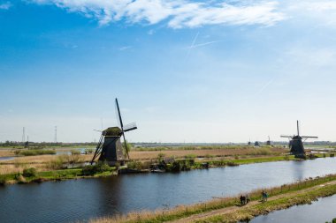 Ünlü turistik sitesinde doğal Hollanda yel değirmenleri ile Hollanda kırsal manzara havadan görünümü. Güneşli bahar günü kırsal kesimde