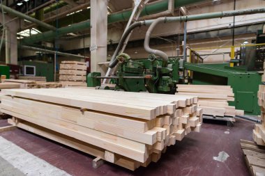 Yığın yığın ahşap bar ahşap-prosedürü içinde kullanılan kereste fabrikasında