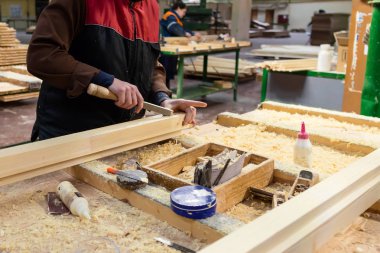 Onun bu işle ağaç işleme fabrikası'nda işçi. Environm