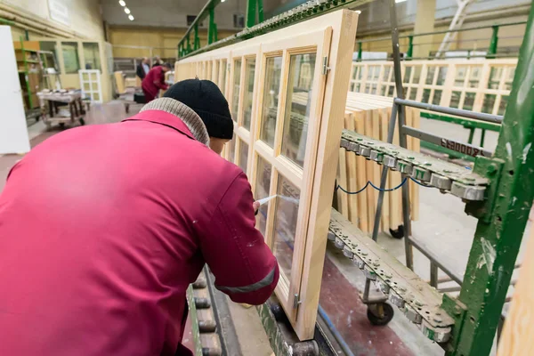 Arbeider doet zijn werk in de fabriek van houtbewerking. Environments — Stockfoto