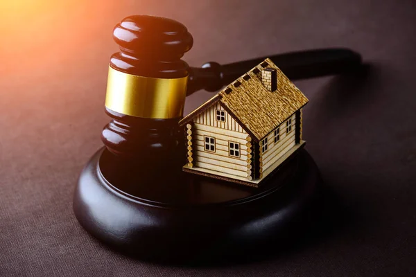 Concept of home loan and credit. Little wooden house and judges — Stock Photo, Image
