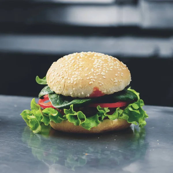 Close-up van lekkere veggie quinoa kikkererwten hamburger met tomotoes, — Stockfoto