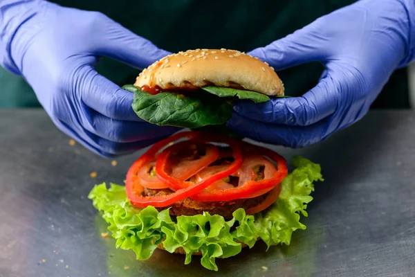 Kimliği belirsiz Şef Veggie burger lezzetli sebze p ile hazırlama