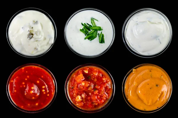 Conjunto de diferentes molhos deliciosos para pratos isolados em b preto — Fotografia de Stock