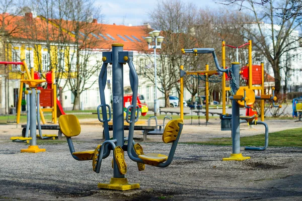 Fitness, spor ve yaşam tarzı kavramı. Yeni egzersiz ekipman 