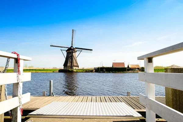 Ünlü doğal kanalları renkli güzel yaz sahnede 