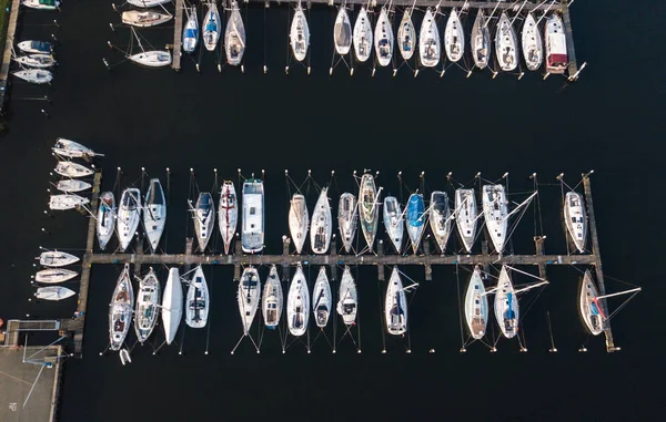 Veduta aerea di grandi yacht di lusso moderni nel porto di mare in Spagna — Foto Stock