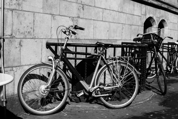 Ámsterdam es la capital de la bicicleta de Europa, foto en blanco y negro — Foto de Stock