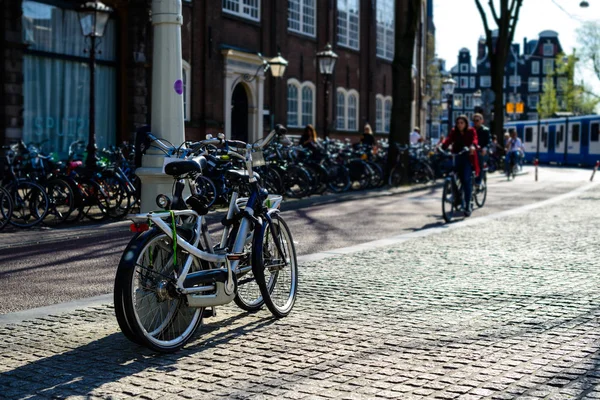 Amsterdam, Th güneşli günde sokak şehirde Bisiklet Park