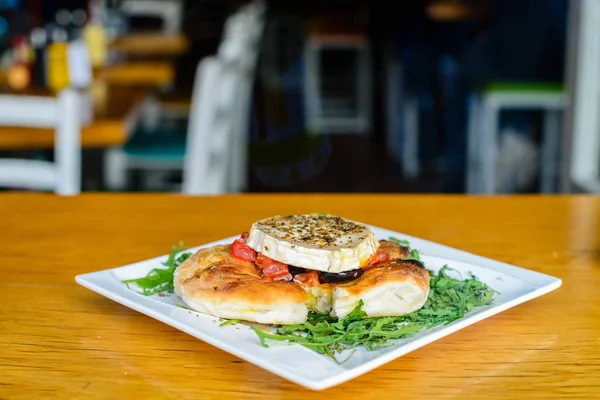 Domates ve kırmızı biber c masada lezzetli Khachapuri