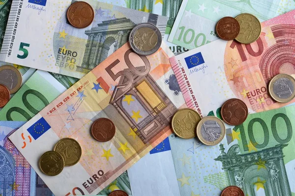 Fondo en efectivo en euros. Montón de diferentes billetes en euros — Foto de Stock