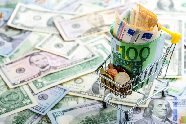 Euro banknot ve madeni paraların alışveriş arabası. Gereği kavramı