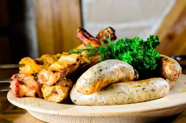 Çeşit çeşit lezzetli et: gri ve domuz eti lezzetli sulu şiş kebap