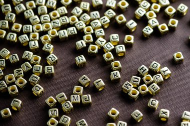 Altın harfler masaya dağınık