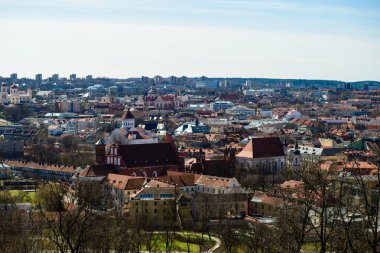 Güzel bahar güneşli gün, Vilnius eski şehir panoraması. Görünüm