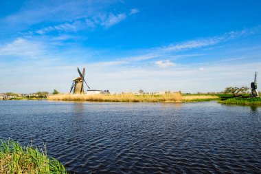 Ünlü doğal kanalları renkli güzel yaz sahnede 