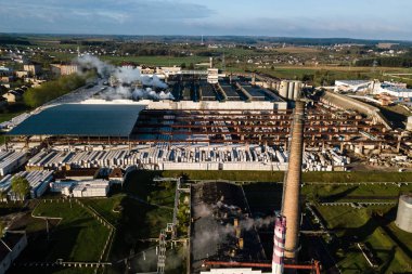 Modern büyük endüstriyel fabrika baca ile havadan görünümü, 