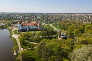 Güneşli sp üzerinde karmaşık Ortaçağ Mir Kalesi'nin güzel havadan görünümü