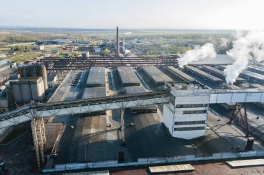 Modern büyük endüstriyel fabrika baca ile havadan görünümü, 