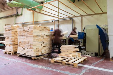 Ahşapta çam ahşap kirişler bir ağaç işleme fabrikası