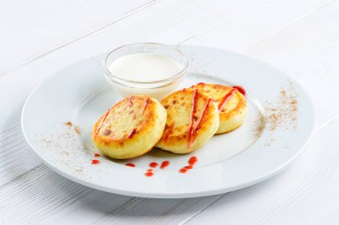 İştah açıcı tatlı süzme peynir krep