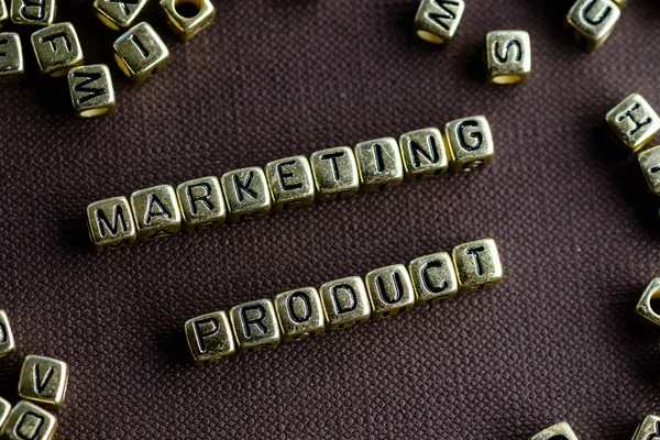 Word Marketing Product gemaakt van kleine gouden letters op de bro — Stockfoto